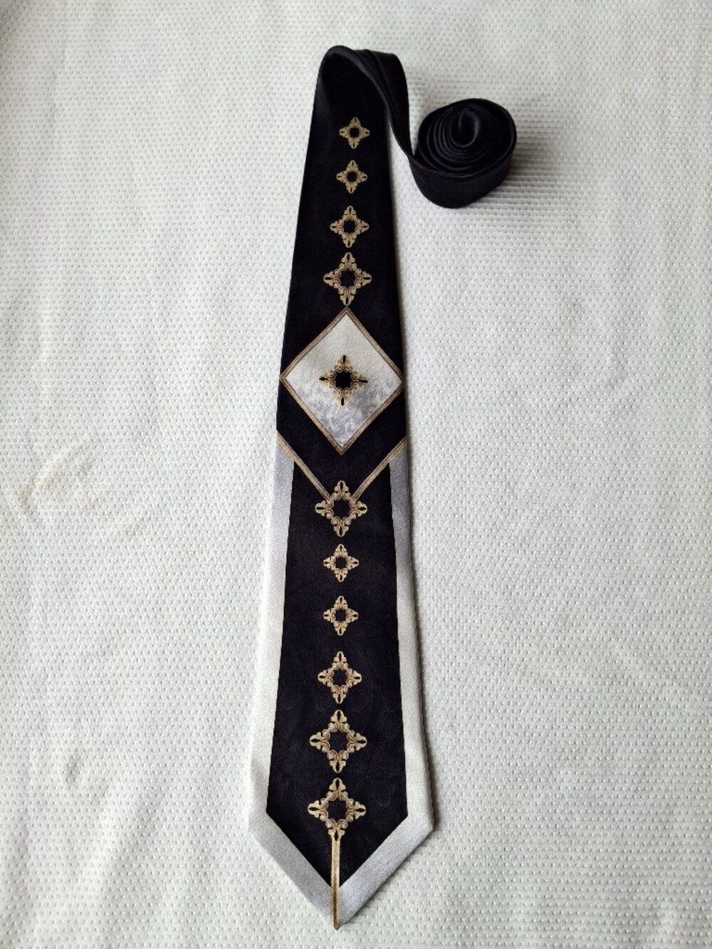 Mario Ferrari Classic 100% Silk Handmade Tie with Geometric Pattern